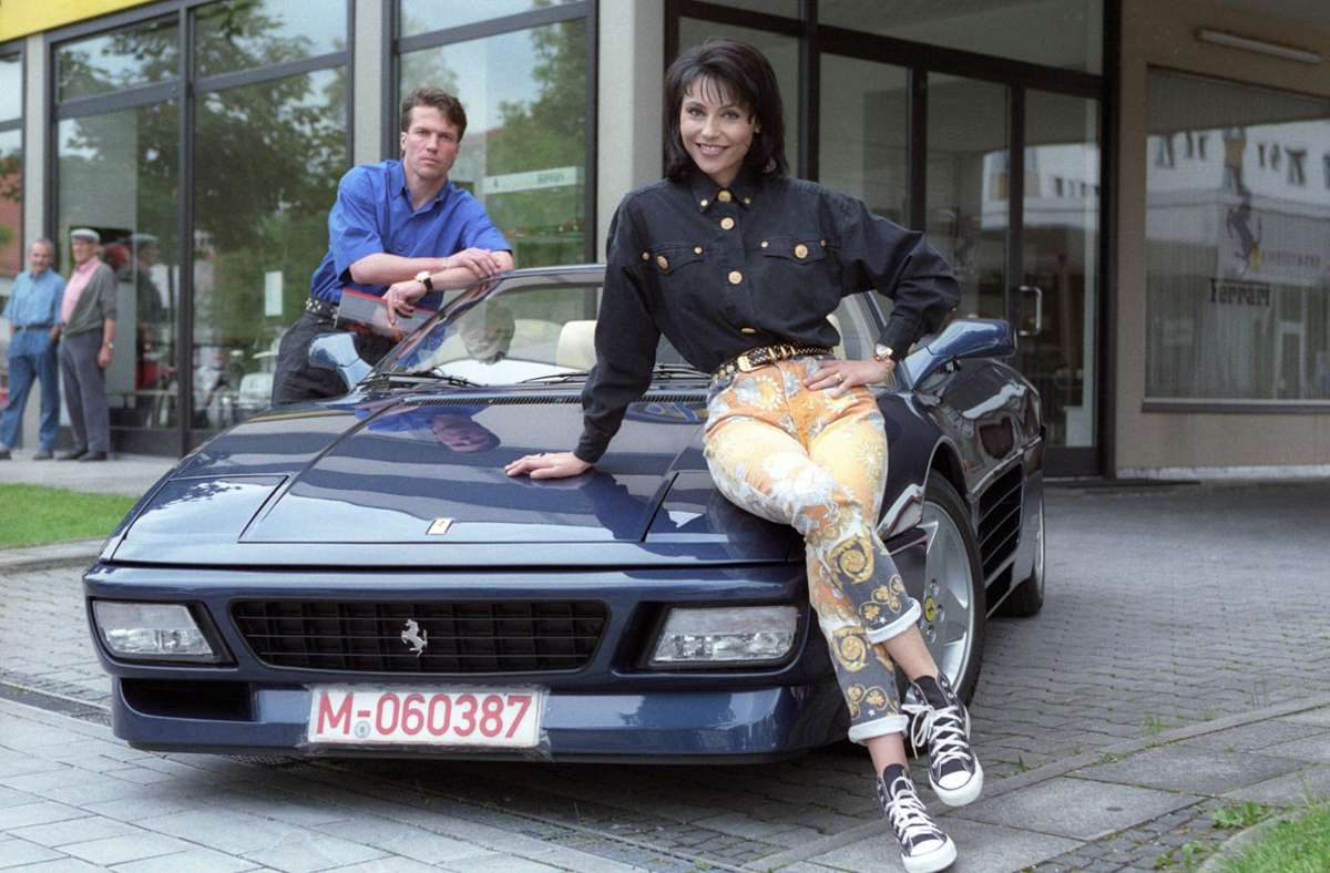 Lothar Matthäus Der deutsche Rekordnationalspieler stand schon immer gerne im Rampenlicht, gerne mit seiner (aktuellen) Frau. 1994 posierte Gattin Lolita Morena auf dem Familienauto, der Kicker blieb im Hintergrund.