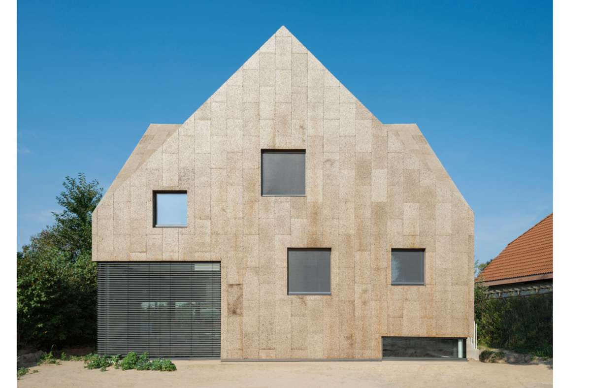 Haus, ummantelt mit Kork. In Portugal gibt es das häufiger, in Deutschland bisher eher selten zu sehen. Hier zum Beispiel in Berlin, entworfen von rundzwei Architekten.