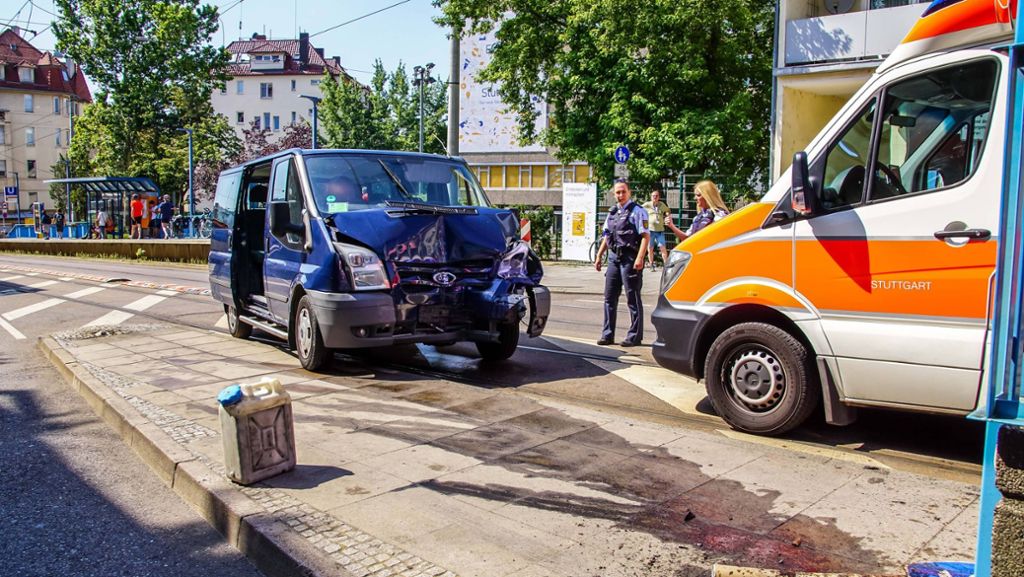 Unfall am Karl-Olga-Krankenhaus: Kleintransporter kracht in Haltestelle – fünf Verletzte