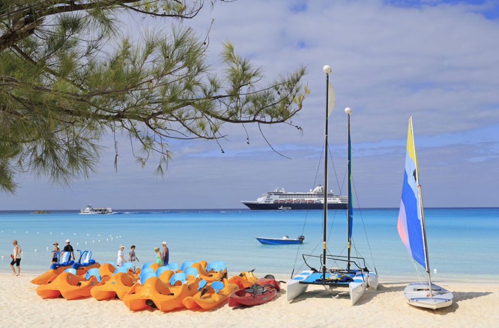 Seit 1997 betreibt Holland America Line (HAL) die Insel Half Moon Cay. Auf der zu den Bahamas gehörenden Insel mit dem geografischen Namen Little San Salvador Island kann man reiten, schnorcheln, segeln oder Katamaran fahren.
