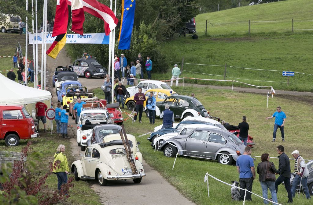 Immer mehr Fahrzeuge treffen auf der Festwiese ein. Am Ende werden rund 500 Käfer und andere luftgekühlte VW-Klassiker dort stehen.