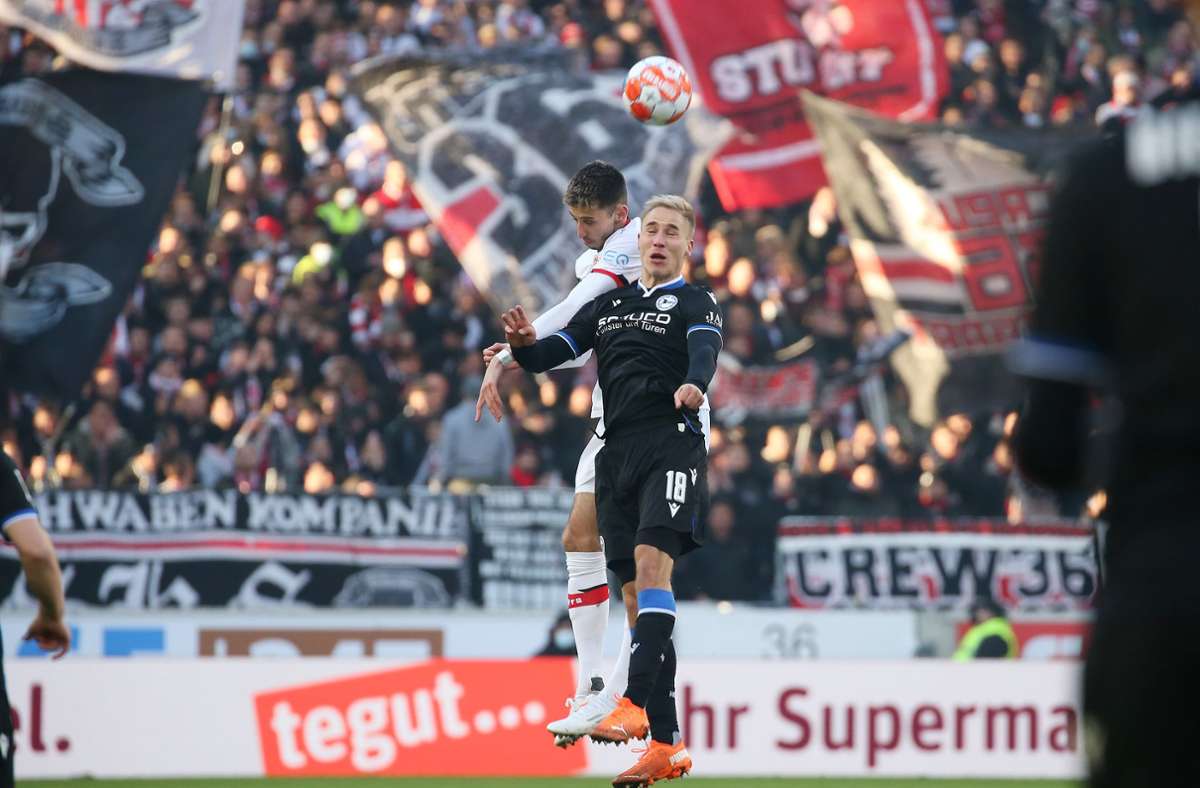 Atakan Karazor vom VfB Stuttgart und Florian Krüger von Arminia Bielefeld heben vom Rasen ab.