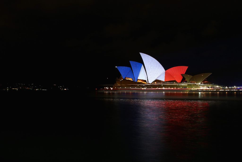 Auch in Sydney zeigt man Anteilnahme: Die Oper der australischen Stadt leuchtet in den französischen Nationalfarben.
