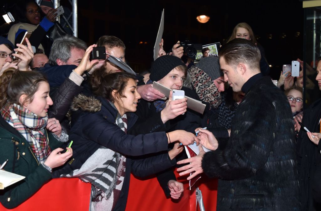 Pattinson nahm geduldig die Autogramm- und Selfie-Wünsche seiner Fans entgegen ...
