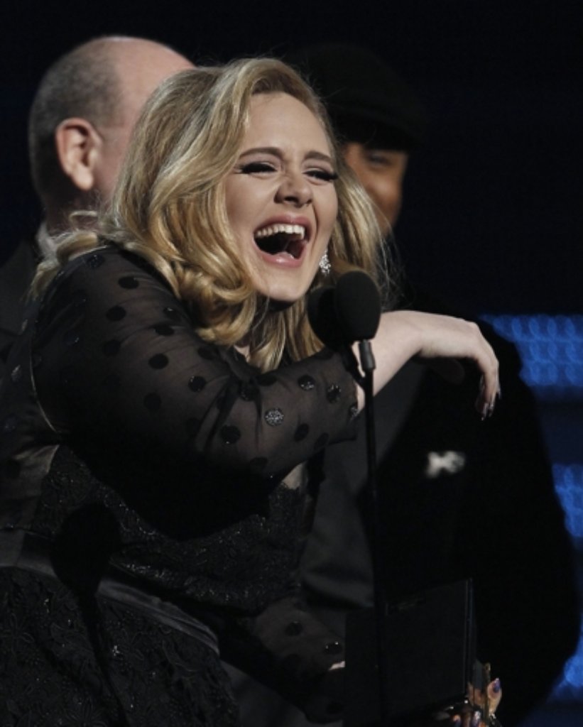 ... vier-, fünf-, ganze sechsmal durfte Adele auf die Bühne steigen, um sich die goldenen Grammophone abzuholen.