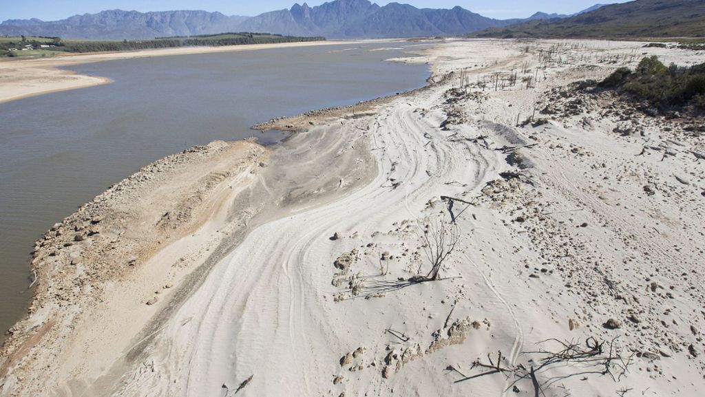 Die Wasserkrise in Folge der schlimmsten Dürre seit über hundert Jahren spitzt sich in Südafrikas Touristenmetropole Kapstadt zu. Die Bürger sollen unter anderem ihre Duschzeit reduzieren. 