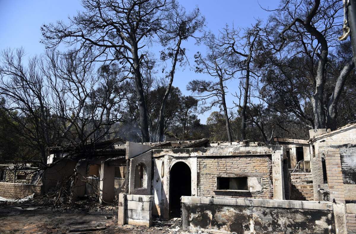 Verbrannte Häuser nach dem Waldbrand im Dorf Lampiri.