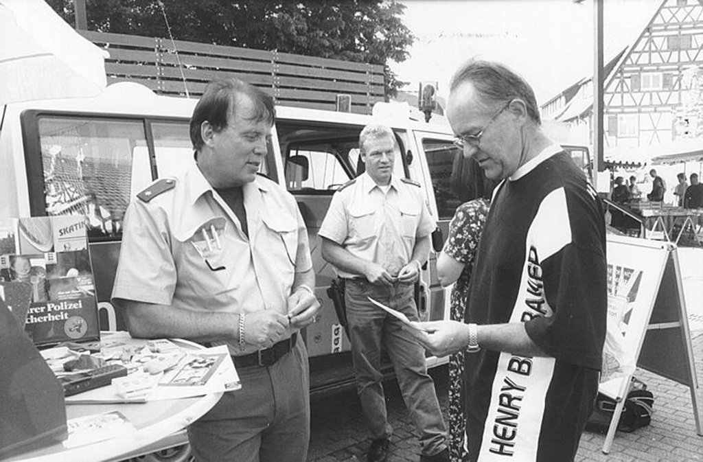 Wolfgang Diehm (Mitte) mit Kollege und dem Infomobil auf dem Renninger Wochenmarkt.