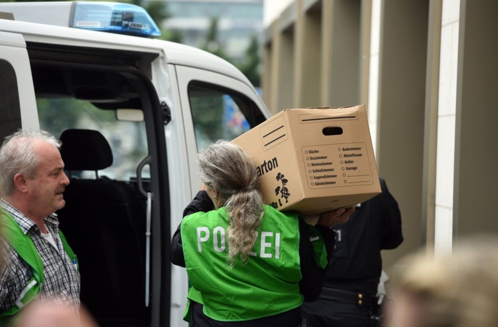 Am Samstagmorgen durchsucht die Polizei eine Wohnung in der Münchner Maxvorstadt und beschlagnahmt mehrere Kartons mit möglichen Beweismitteln.