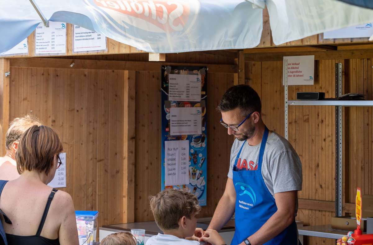 Im letzten Sommer hat der Förderverein mit einem provisorischen Kiosk die Freibadgäste mit Pommes und Eis versorgt.
