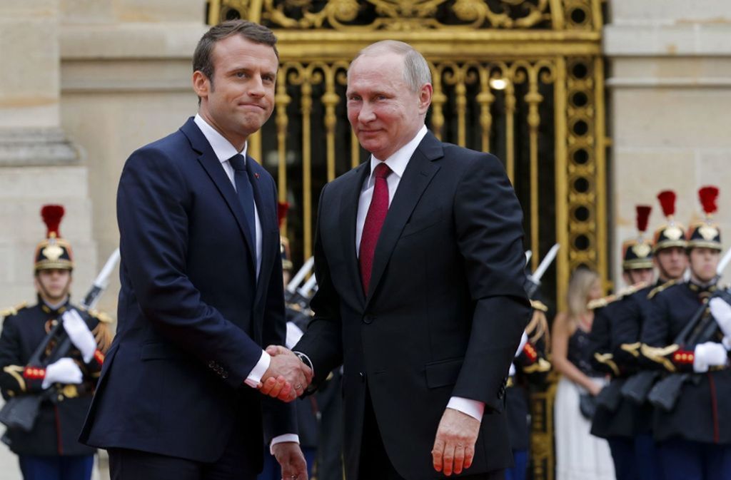 „Shakehands, Wladi“ – Allô! C’est moi! Emmanuel: Zwei mit Testosteron geschwängerte Alphatiere – Macron mit Russlands Staatschef Wladimir Putin – beim rituellen Beschnuppern am 29. Mai 2017 im Versailler Schloss.