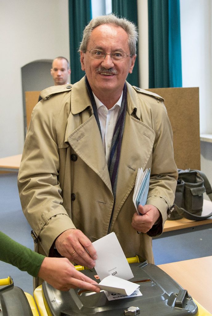 Christian Ude warf etwa zwei Stunden später in München seine Stimmzettel in die Wahlurne, begleitet unter anderem von seiner Frau Edith.