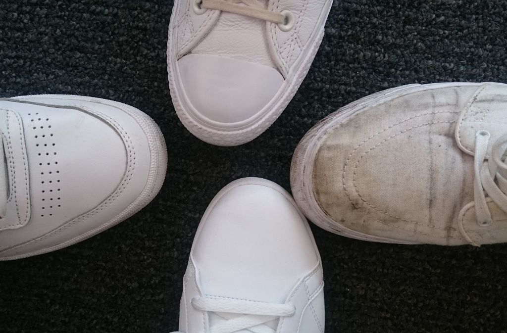Weiße Sneaker fallen auf – dreckige weiße Sneaker umso mehr. Damit die verschmutzten Schuhe wieder strahlen, braucht es nicht viel.