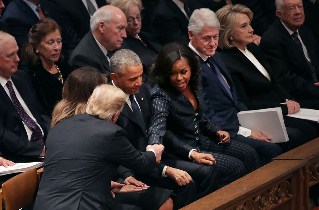Ein knappes Händeschütteln mit der früheren First Lady Michelle Obama, ...