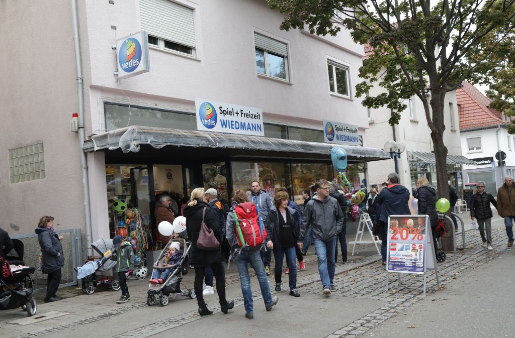 Neueröffnung des Spielwarengeschäfts Wiedmann in der Bahnhofstraße.
