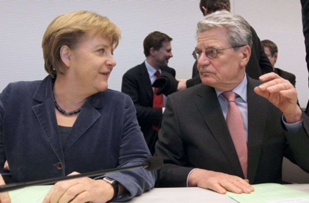 Gauck wird deshalb gemeinsamer Kandidat der schwarz-gelben Koalition sowie der Opposition – eine Entscheidung, die offenbar gerade der Kanzlerin nicht leicht gefallen ist. Denn ihr Verhältnis zu Gauck gilt als schwierig.
