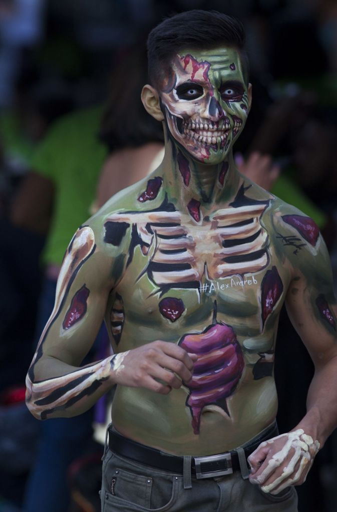 Jedes Jahr machen sich in Mexiko-Stadt verkleidete und gruselig geschminkten Menschen auf den Weg...