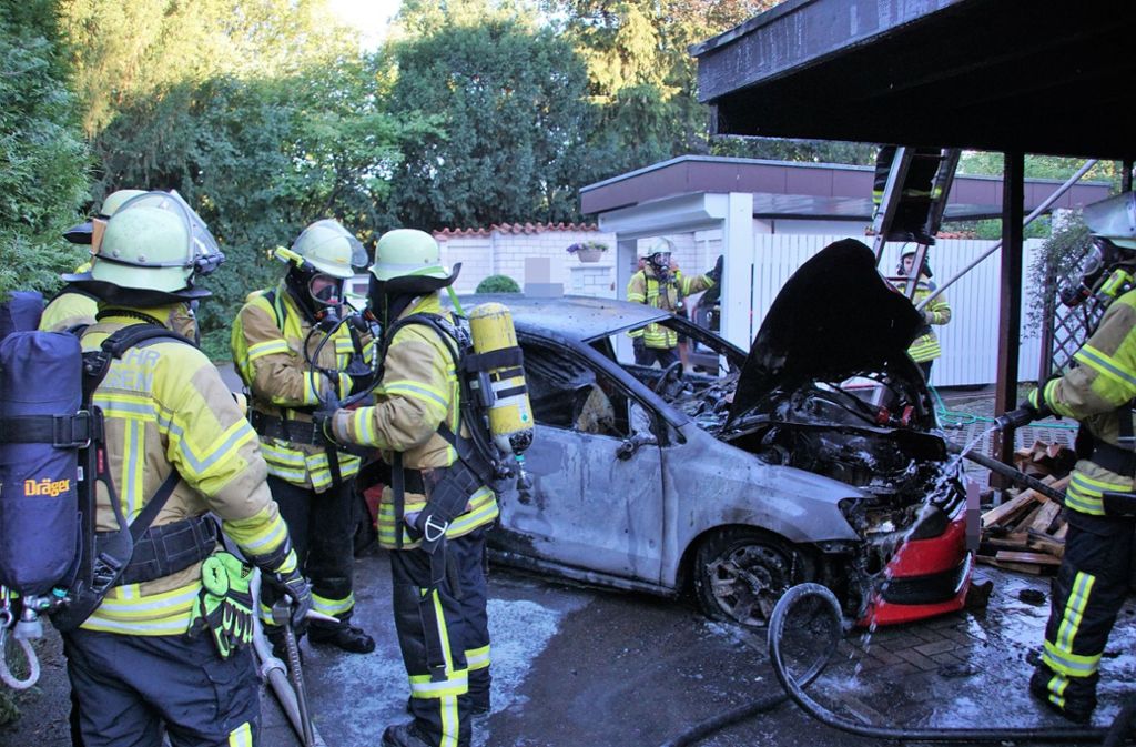 In Nürtingen ist am Sonntagabend ein geparkter VW Polo offenbar aufgrund eines technischen Defekts in Brand geraten.