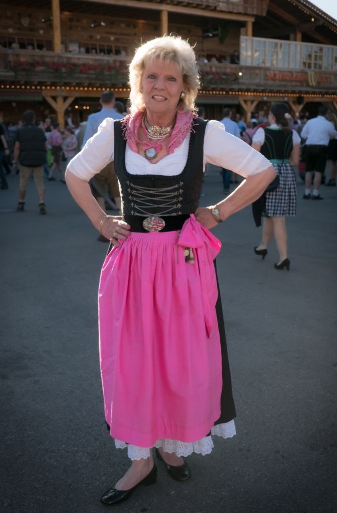 „Ich liebe Dirndl seit ich denken kann“, sagt Grit Stopper (71) aus Stuttgart. Sie trägt Dirndl nicht nur auf dem Wasen, sondern auch mal, wenn sie in Bayern oder Österreich Urlaub macht, oder auf bei besonderen Feierlichkeiten. 1964 war sie mit ihrem Dirndl sogar Sommerkönigin am Tegernsee.