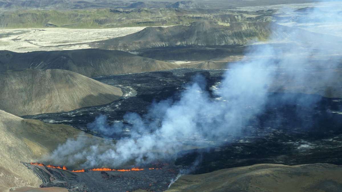 Vulkanausbruch auf Island: Lava sprudelt aus der Erde