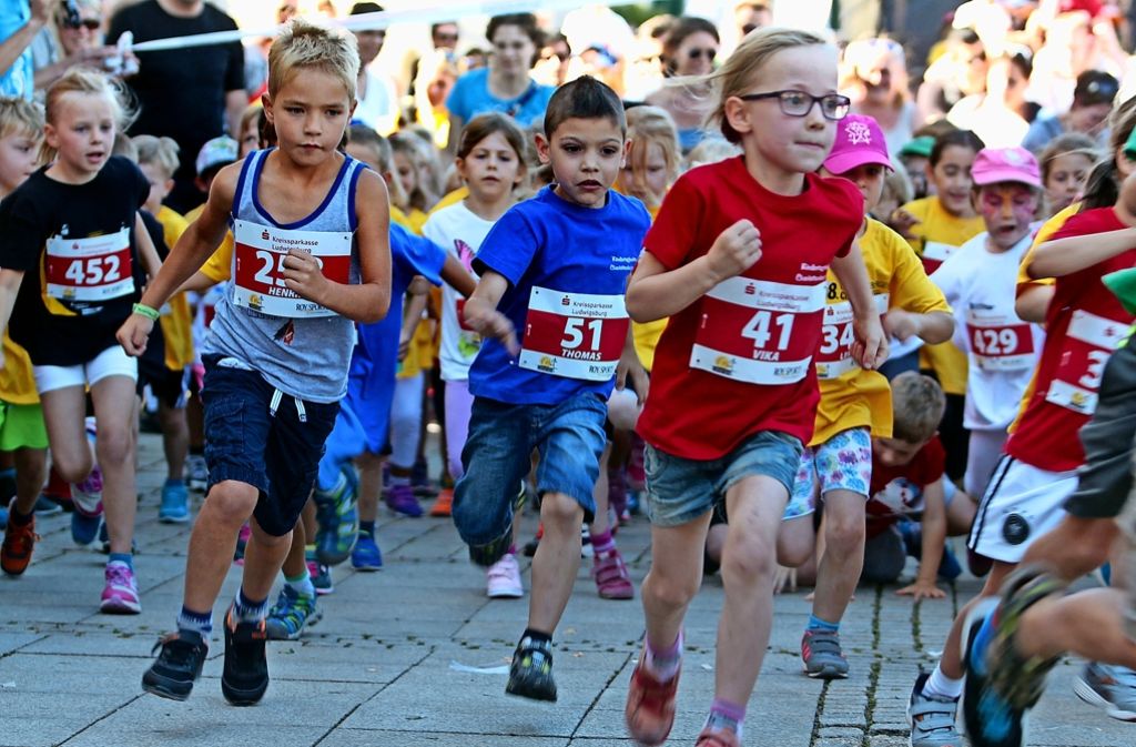 Auf los gehts los: Mehrere Hundert Kinder starten am Samstag bei Sommerwetter beim Bambinilauf – und freuen sich anschließend über ihre Medaillen