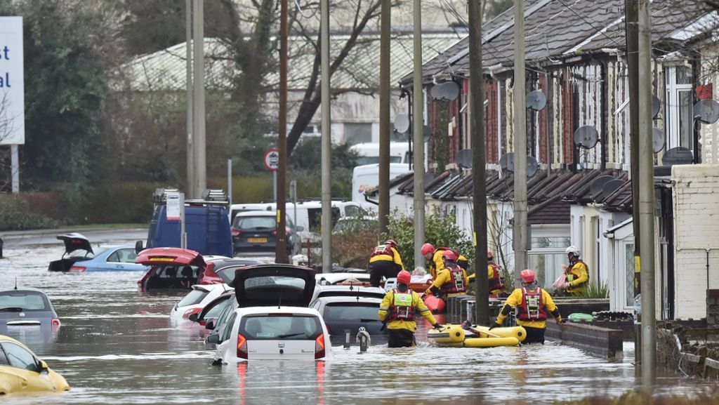 Sturm Dennis: Rekord an Hochwasser-Warnungen in England –  Ein Toter