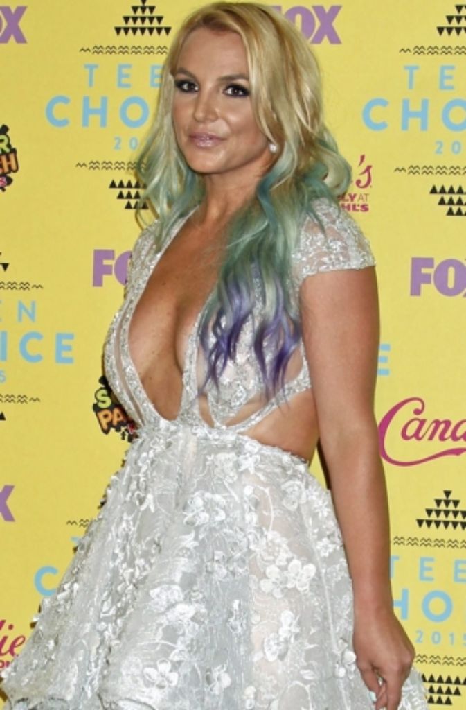 Mit blau-lila Haaren überraschte Britney Spears (33) die Zuschauer. Sie erhielt einen Sonderpreis in der Kategorie „Stilikone“.