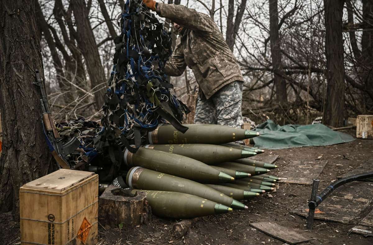 Die Ukraine benötigt dringend 155-mm-Geschosse wie diese hier in der Nähe von Bachmut. Die EU will nun dafür sorgen, dass der Nachschub schneller läuft. Foto: AFP/ARIS MESSINIS