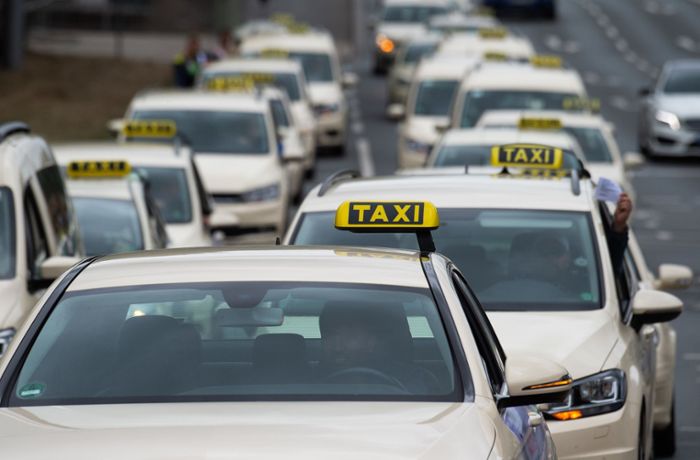 Taxi-Corso rollt durch die Stadt