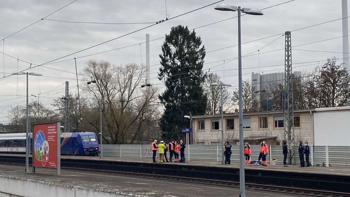  Wegen zwei unmittelbar am Gleis sitzenden Personen hat der Lokführer eines vorbeifahrenden Zuges am Freitagnachmittag am Bahnhof Esslingen-Zell einen Notruf abgesetzt. Verletzt wurde niemand. 