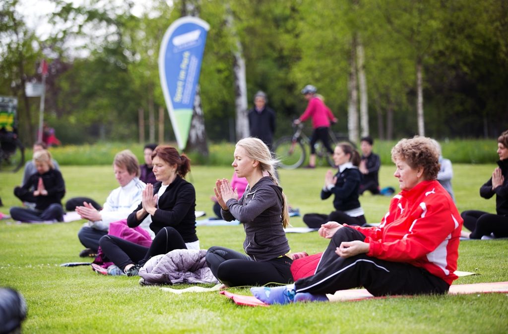 Auch Yoga lässt sich im Freien und in der Gemeinschaft am besten praktizieren – hier am Killesberg im Tal der Rosen.