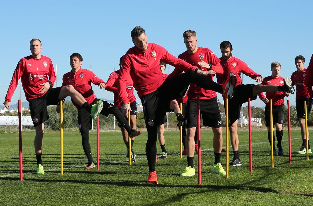 Wer kann das Bein am höchsten heben? Vor allem Daniel Ginczek (Dritter von links) scheint bei der Übung viel Spaß zu haben.