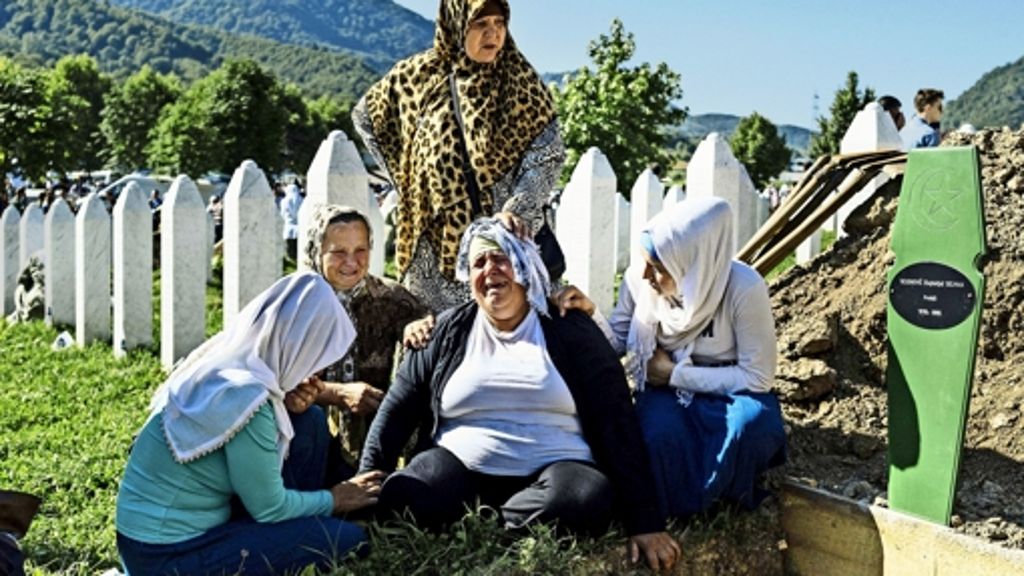  20 Jahre nach dem Massaker von Srebrenica trauern bosnische Muslime weiter um ihre ermordeten Angehörigen. Und nicht wenige zeigen blanke Wut – vor allem auf Serbiens Premier Aleksandar Vucic, der bei einer Gedenkfeier mit Steinen beworfen wird. 
