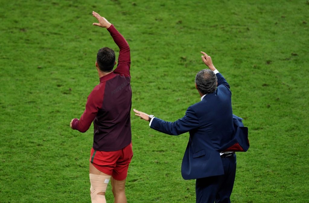 Ronaldo und Trainer Santos scheinen sich in ihren Anweisungen einig zu sein.