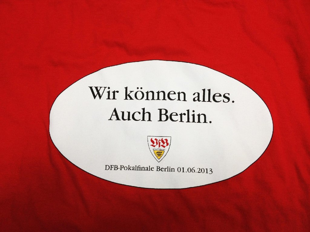 Der VfB hatte vor dem Pokal-Halbfinale gegen Freiburg 1000 Final-T-Shirts mit dem Slogan "Wir können alles. Auch Berlin." produziert - und noch am späten Mittwochabend waren diese ausverkauft.