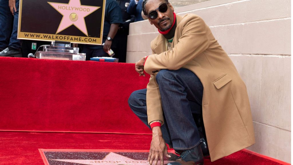  Der US-Rapper Snoop Dogg ist mit einem Stern auf Hollywoods Walk of Fame ausgezeichnet worden. „Ich möchte mir danken, dass ich an mich geglaubt habe“, sagte er bei der Zeremonie. 
