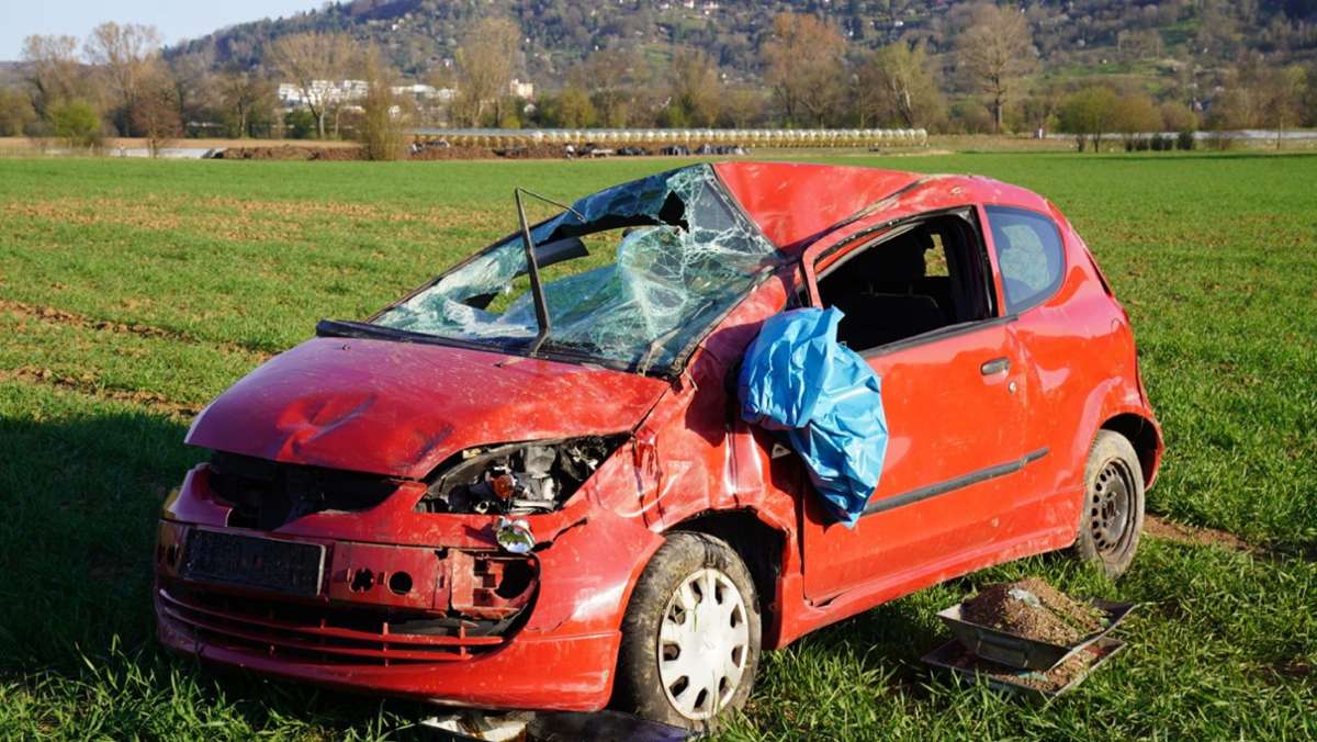  Eine Fahranfängerin ist am Mittwoch auf der B29 bei Weinstadt unterwegs, als sie die Kontrolle über ihr Auto verliert. Der Wagen überschlägt sich mehrfach, die 18-Jährige wird schwer verletzt. 