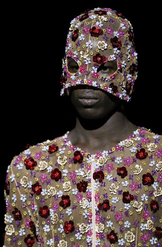 Der in Delhi geborene Designer Ashish Gupta setzte seinen Models opulente Augenschlitz-Masken auf.