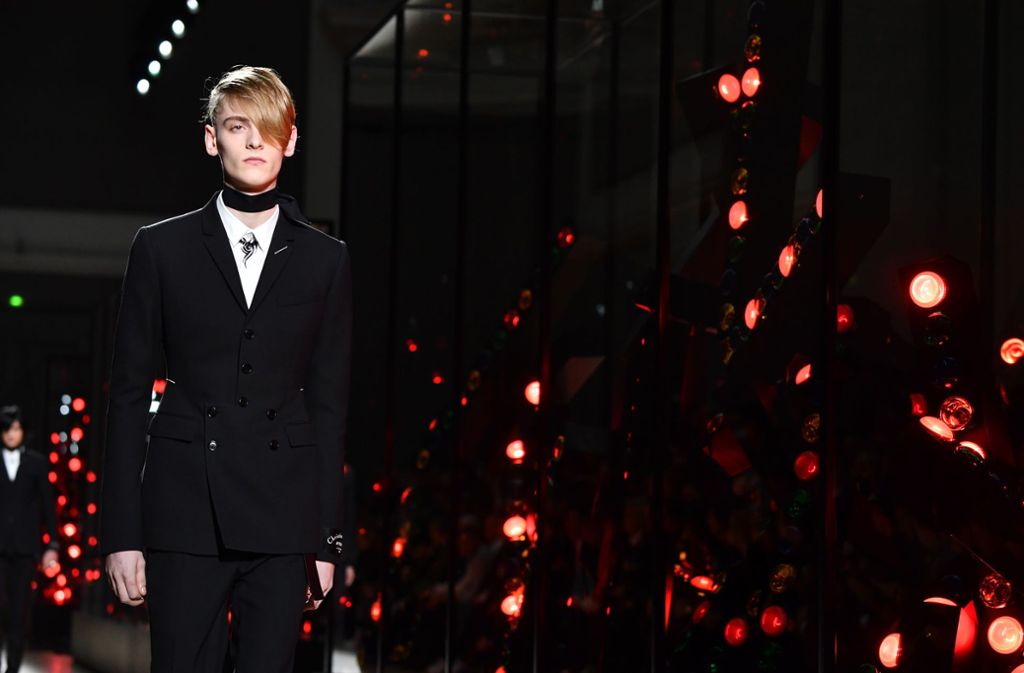 Schlicht, androgyn und in dunklen Farben präsentierten sich die Models bei der Dior-Show.