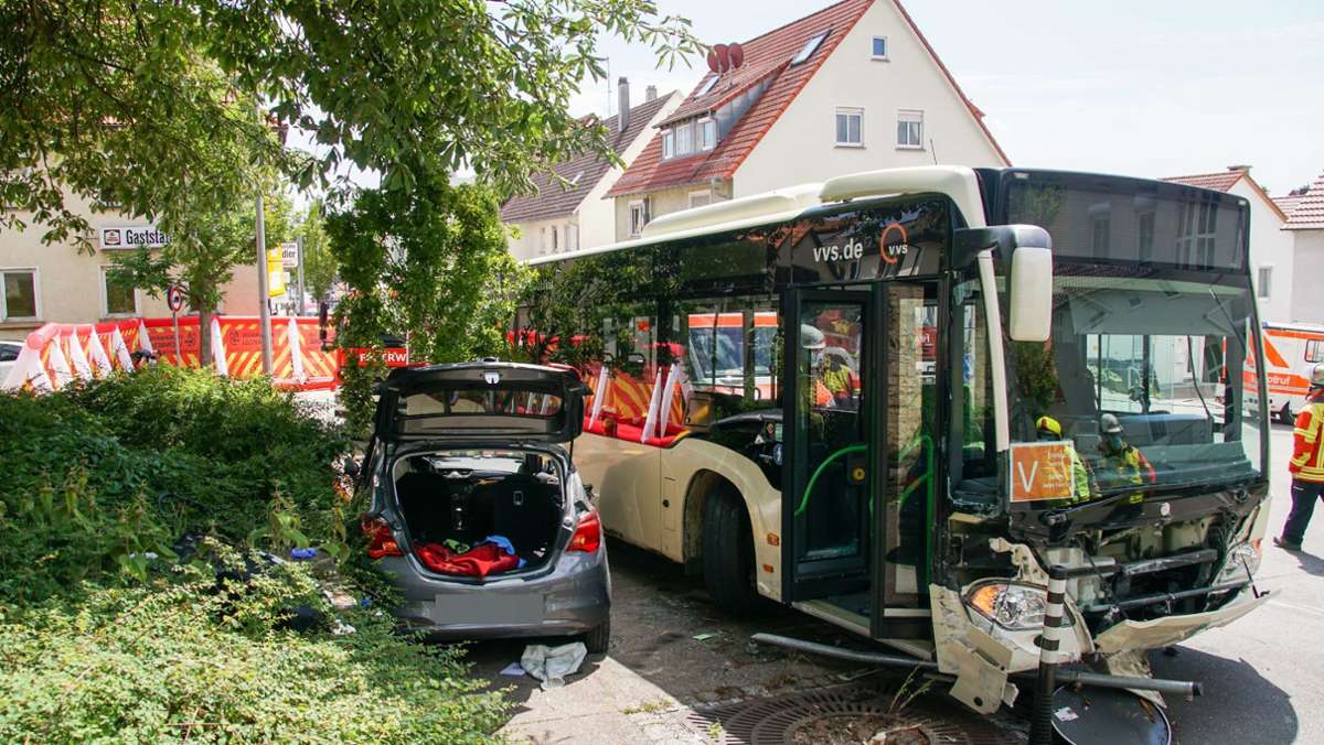 Unfall in Rutesheim: Ein Bus prallt auf einen Opel