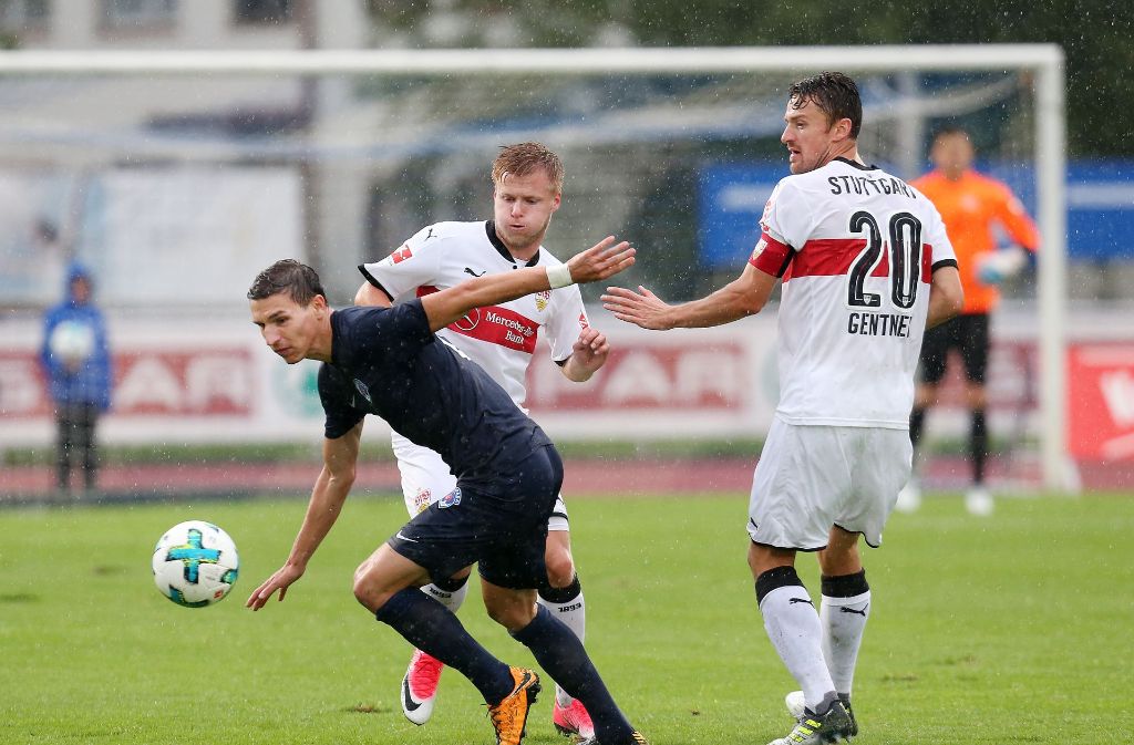 David Pavelka (Kasimpasa) setzt sich gegen zwei VfB-Spieler durch.