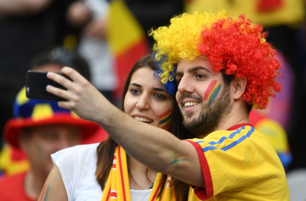 Ein Selfie zur Erinnerung knipsen diese romänischens Fans.