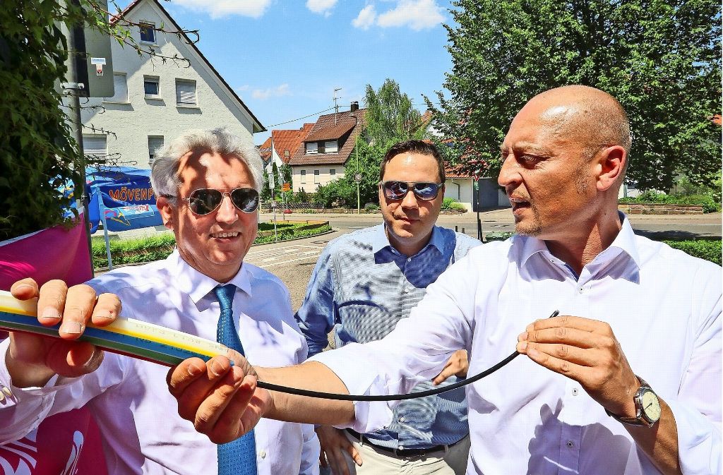 Josip Nadj  (rechts)erläutert OB Bernhard Schuler  (links) und Wirtschaftsförderer   Benjamin Schweizer  das Vorhaben. Foto: factum/Granville