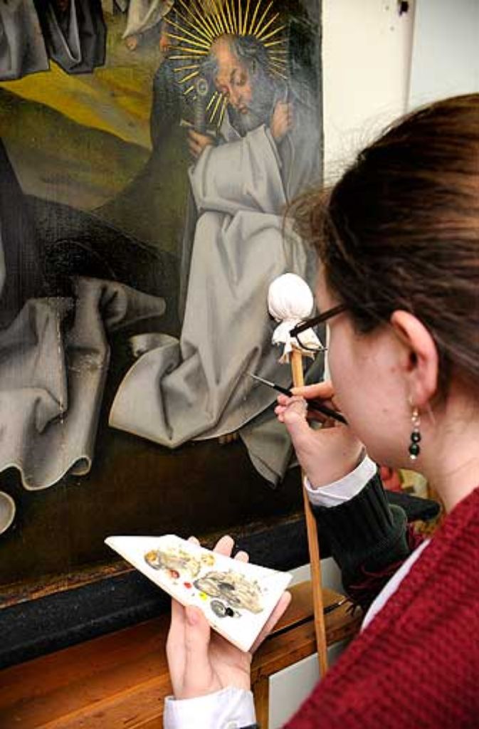 Dipl.-Restauratorin Miriam von Gersum retuschiert die Tafel "Christus am Ölberg".