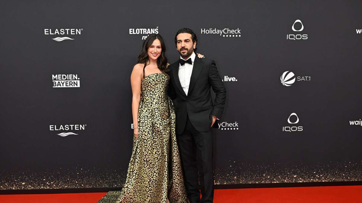 Schauspieler Elyas M’Barek mit Ehefrau Jessica, die ganz in Gold auf den Roten Teppich kam.