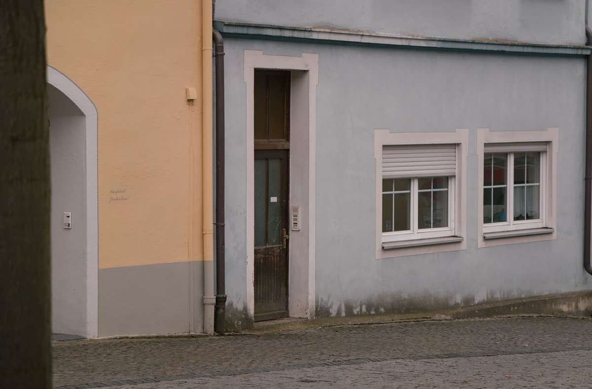 Das blau gestrichene Wohnhaus der Familie Knobloch im oberfränkischen Lichtenberg