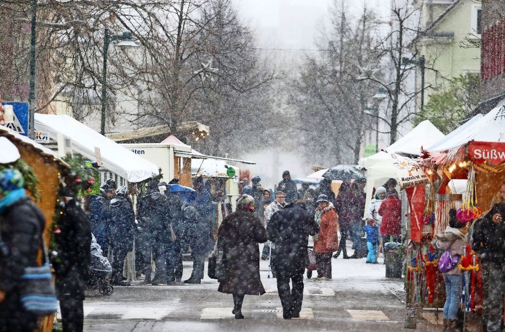 Im Schneegestöber: Der Weihnachtsmarkt in Korntal-Münchingen am Sonntag.