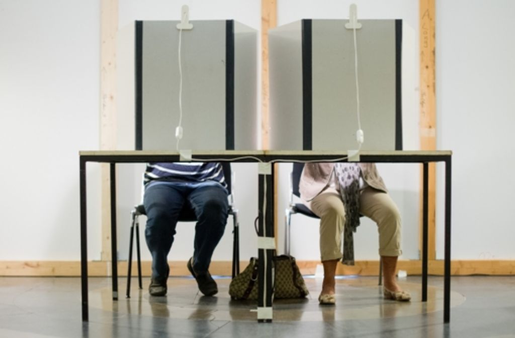 Nach der Stimmabgabe werden zahlreiche Bürger von Interviewern befragt.
