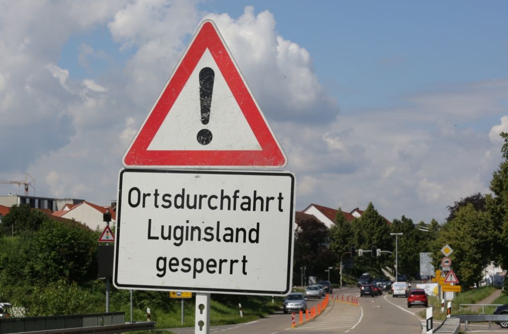 Ein Hinweisschild auf Höhe der Einfahrt von der B14 in die Rommelshauser Straße. Foto: Patricia Sigerist