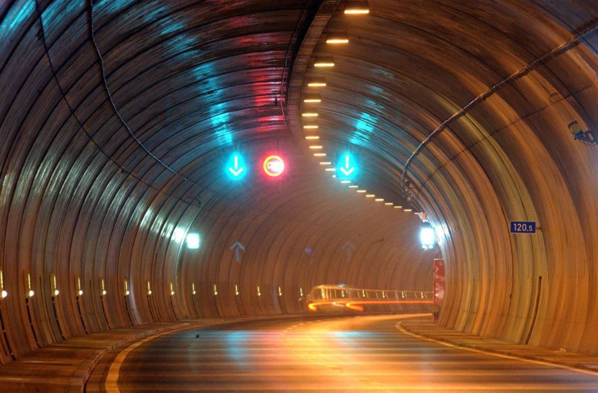 Der längste Autobahntunnel ist der Rennsteigtunnel in Thüringen. Er führt seit 2003 unter dem Kamm des Thüringer Waldes hindurch und ist knapp acht Kilometer lang.